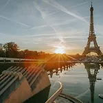 Eiffel Tower - Premium Studio For Couples