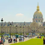Eiffel Tower - Premium Studio For Couples